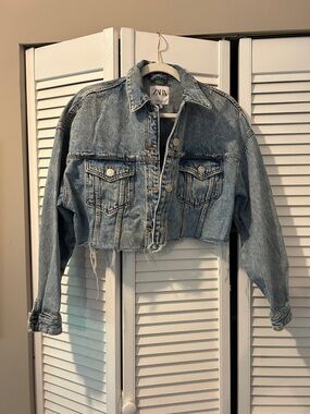Zara cropped denim jacket | light wash